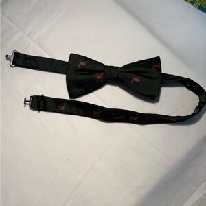 Vtg Men's Adjustable Green Bow Tie w/deer motif silk Pretied 5” x 2 1/2”